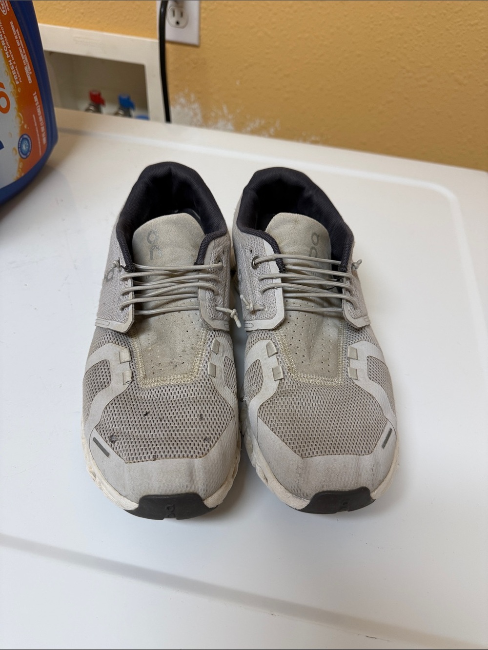 On Running Men’s Sneakers in white and light gray